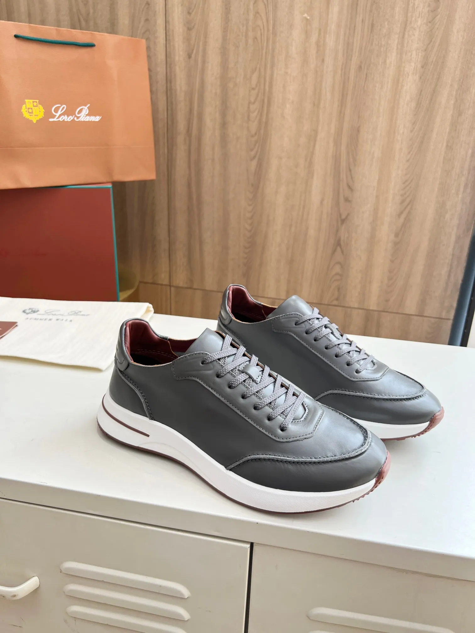 Men's Men's Shoes 💰620 👑Loro Piana* Purchase the original 1:1 copy. Founded the existing Loro Piana company on April 24, 1924. It is now the sixth generation of family business, providing high-quality products to customers who are discerning about taste and quality. Imported calfskin fabrics. The interior is made of imported A-grade water-dyed cow lining. 💝 Focus on top quality, pay for what you pay, and compare the inner details. Original authentic packaging. Code number: 39-45